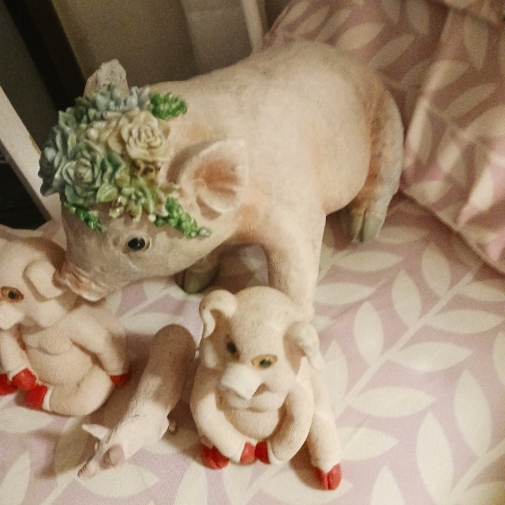 Figures pigs decor